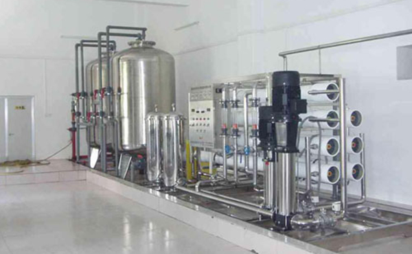 日用化妝品91视频香蕉采用反滲透過濾技術,反滲透RO技術是當今先進和有效的除鹽技術。其原理是在壓力的作用下，水分子透過反滲透膜成為純水，水中的雜質被反滲透膜截留排出。