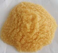 軟化樹脂是專用於軟化硬水的一種專用樹脂，通過離子交換技術，使水的硬度小於50 mg/L(CaCO3)。離子交換是一種特殊的動態吸附過程，一般是由不溶於水的離子交換劑在電解質溶液中進行，這種離子交換劑即為離子交換樹脂。