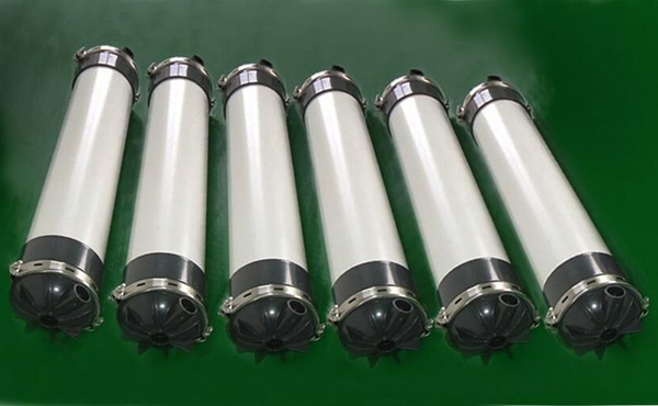 超濾膜，是一種孔徑規格一致，額定孔徑範圍為0.001-0.02微米的微孔過濾膜。在膜的一側施以適當壓力，就能篩出小於孔徑的溶質分子，以分離分子量大於500道爾頓、粒徑大於2～20納米的顆粒。超濾膜是最早開發的高分子分離膜之一，在60年代超濾裝置就實現了工業化。