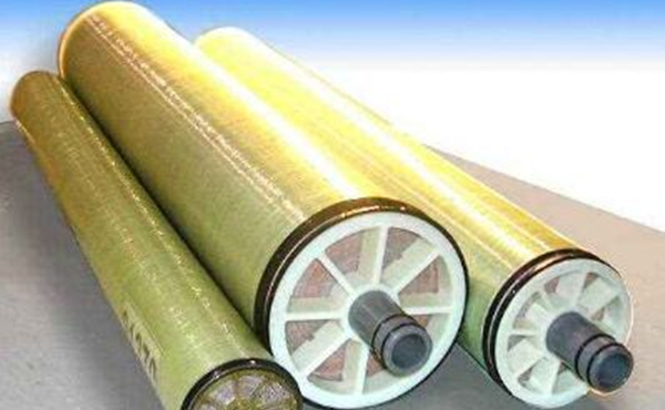 東麗RO膜東麗RO膜工作原理是將純水與含有溶質的溶液用一種隻能通過水的半透膜隔開，此時，純水側的水就自發的透過半透膜，進入溶液一側，溶液側的水麵升高，這種現象就是滲透。